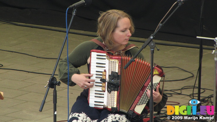 SX06066 Akkord Connexion playing accordion on Folk Open Air